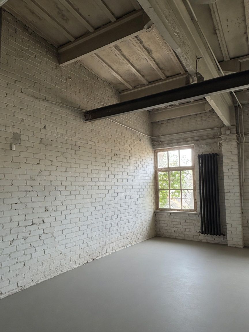 Middle hall, corner