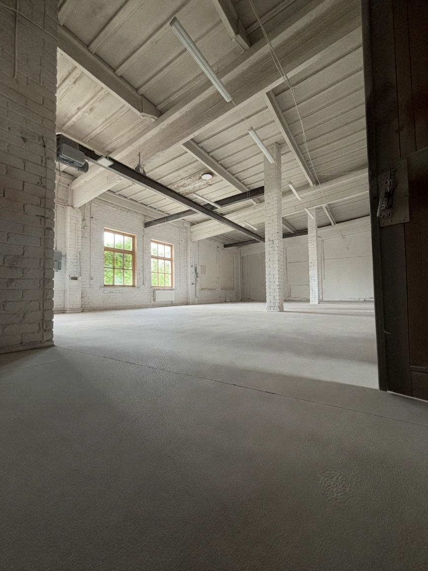 Middle hall, entrance